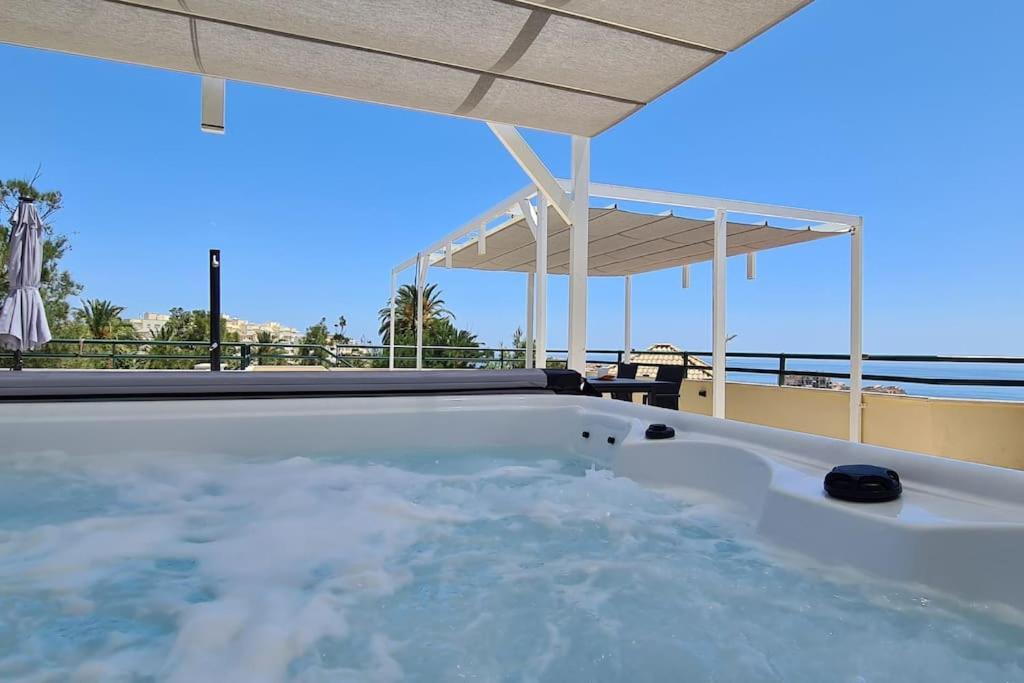 Apartamento Luxury Penthouse With Sea&Mountain Views & Hot Tub - Tranquility & Rest Benalmádena Exterior foto